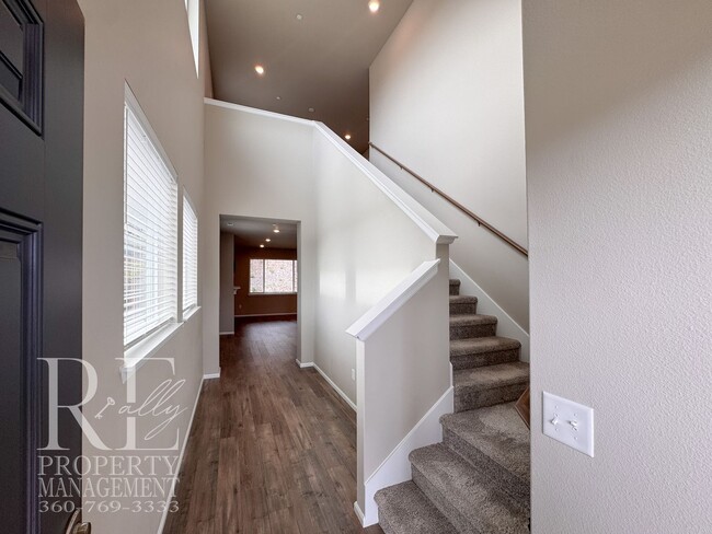 Foto del edificio - Warm & Inviting 4-Bedroom Home with Vaulted Ceilings, Loft, Fireplace & Fenced Backyard