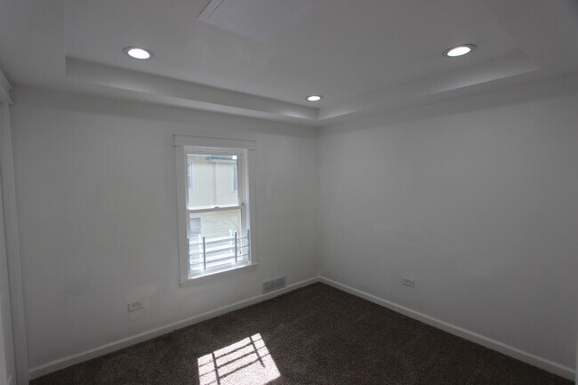 Building Photo - 633 1/2 Whitney Blvd