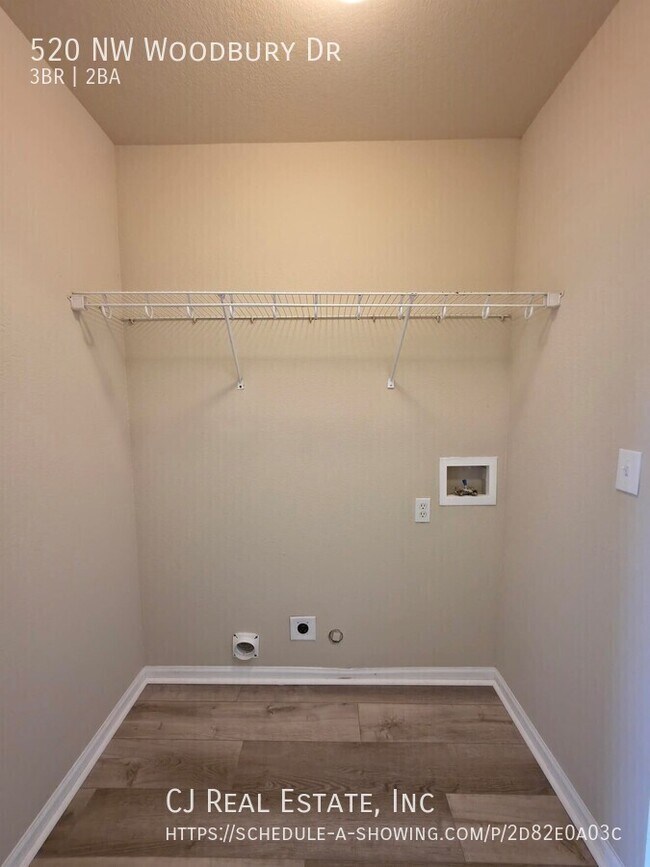 Foto del edificio - 520 NW Woodbury Dr