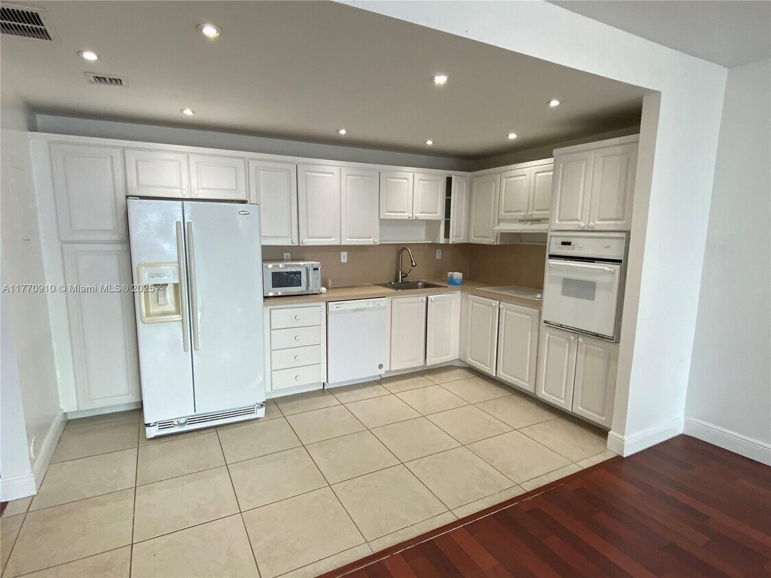 Foto principal - 19390 Collins Ave