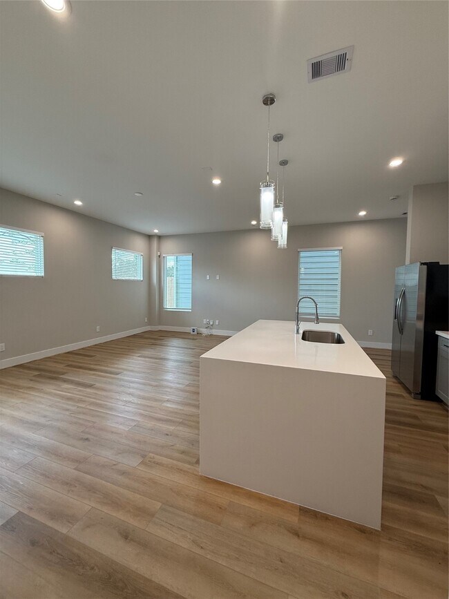 Foto del edificio - 8110 Esther Acres Ln