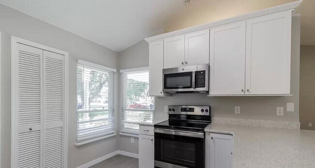Building Photo - 555 Serenade Cir E