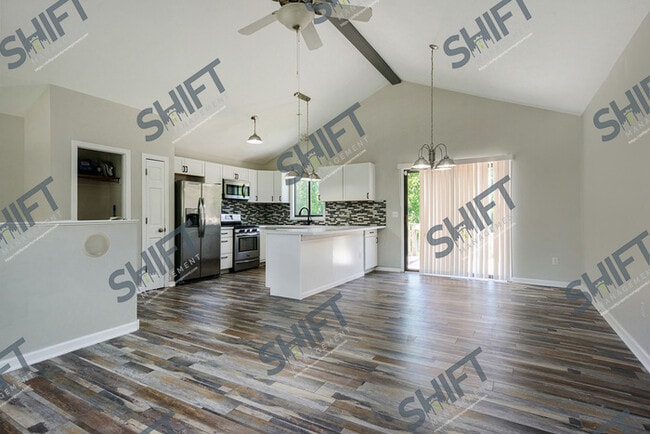 Building Photo - 925 Kusterer - BEAUTIFUL Single Family Home