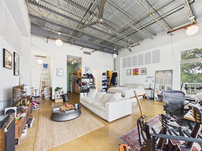 Foto del edificio - 2401 E 6th St
