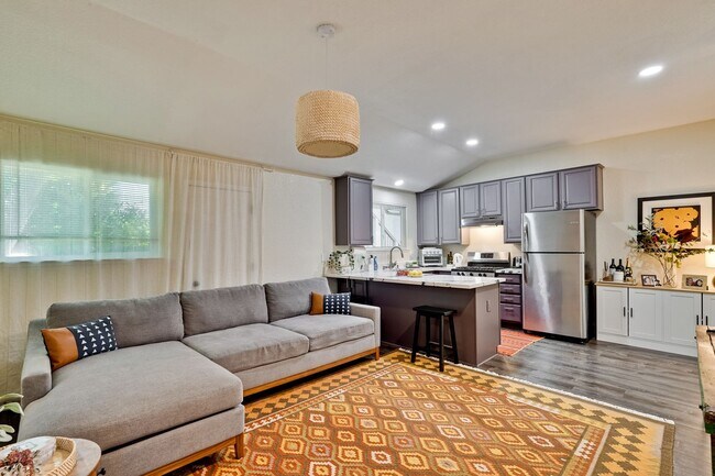 Foto del edificio - ADU One Bedroom Unit Available with Privat...