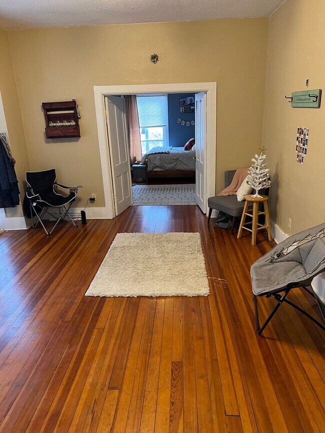 Foto del edificio - Great location 4 bedroom, 2 bathroom house...