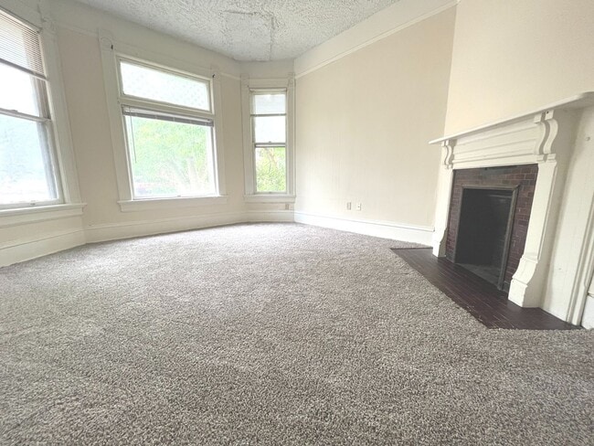 Interior Photo - 1710-14 Bradford