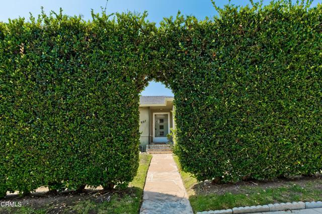 Building Photo - 807 N Doheny Dr