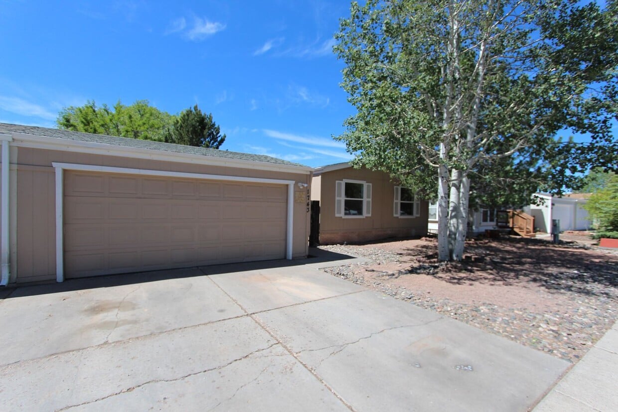 Bright 3-Bedroom Home with Fenced Yard + Detached 2-Car Garage - Bright 3-Bedroom Home with Fenced Yard + Detached 2-Car Garage