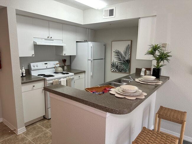 Building Photo - Bristol Lakes Apartments