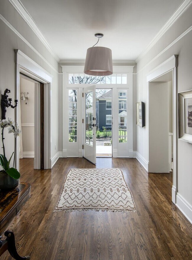 Foto del edificio - Elegant Fully Furnished 4BR/3.2BA Classic ...