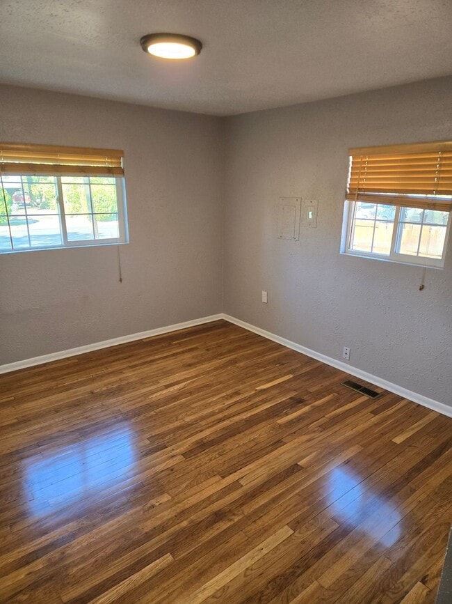 Building Photo - House with Master Suite