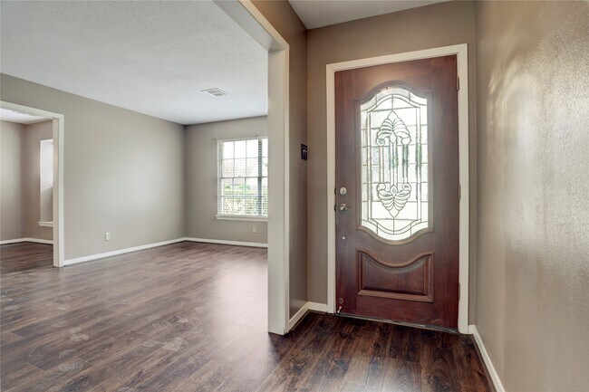 Foto del edificio - 9631 Fairdale Ln