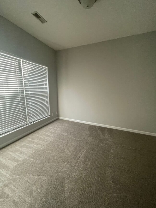 Building Photo - 2 bed, 2 bath, 2 car garage ranch style to...