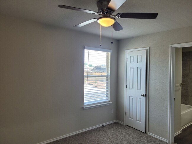 Foto del edificio - Luxury 3/2.5 Townhome Near Randolph AFB