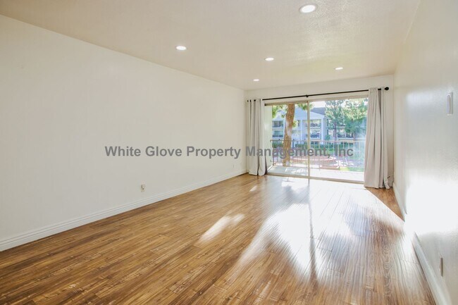 Foto del edificio - Updated Newport Beach Condo in Gated Versailles Community with Resort-Style Amenities