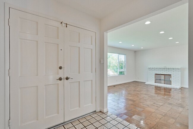 Building Photo - Bright and Spacious 3 Bed 2 Bath Single Fa...