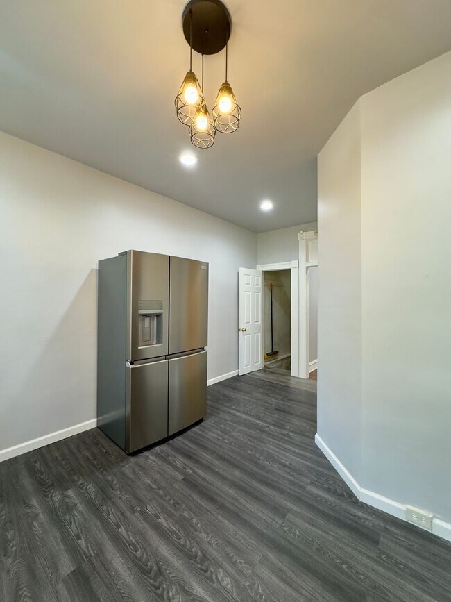 Building Photo - Charming 3 Bedroom/2 Bathroom Apartment in...