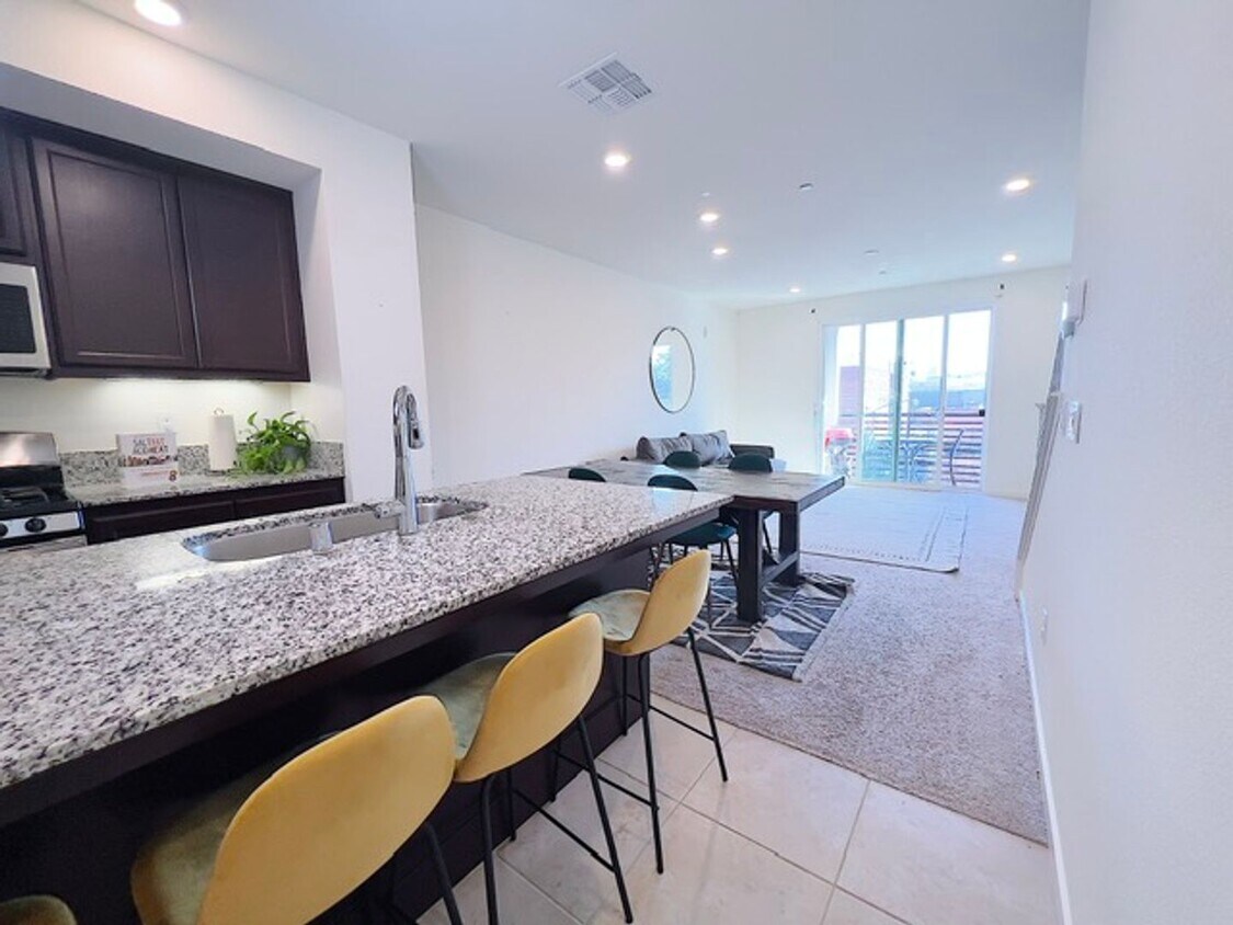 Primary Photo - 3 bed/3.5 bath Townhome! All renovated wit...
