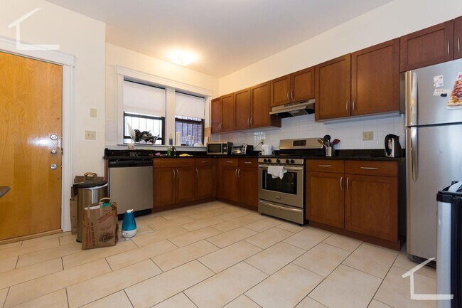 Foto del edificio - 6/1 No Fee! Large, renovated 4BR/2BA with heat inc, balcony