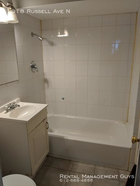 Building Photo - Updated 2 Bedroom with Hardwood Floors