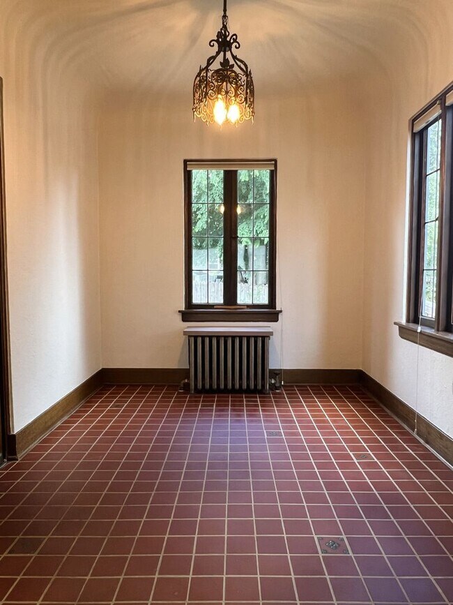 Building Photo - Stunning Historic 1bed + den in Montlake