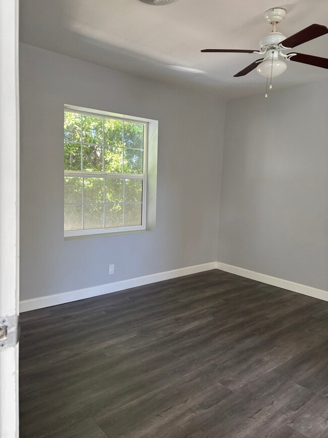 Building Photo - 5516 Vanalden Ave