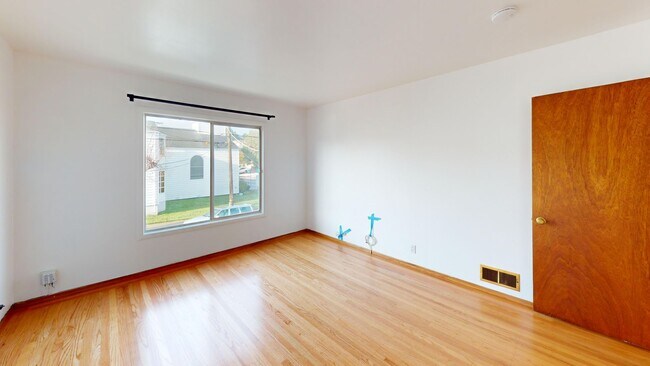 Foto del edificio - Nicely Updated 2 bedroom San Bruno single-family home w. garage, yard, laundry