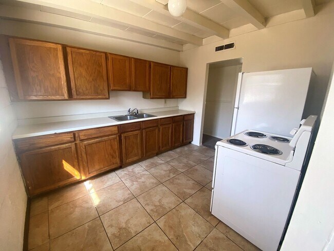 Building Photo - Nice 4 Bedroom 1 Bath home with enclosed b...