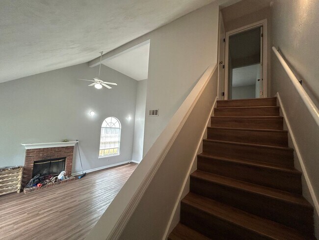 Foto del edificio - Two Bedroom Townhouse with Fully Fenced Yard and Vinyl Plank throughout!