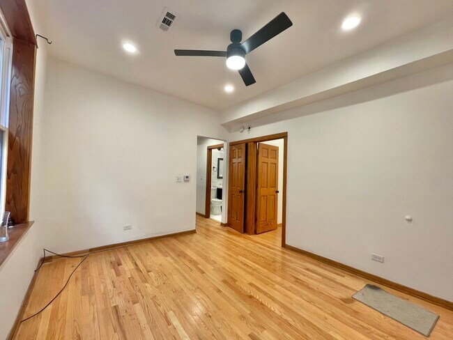 Foto del edificio - 3245 W Division St