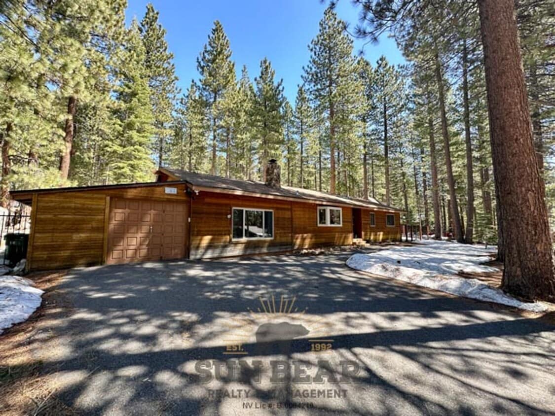 Primary Photo - Dog Friendly Home in Incline w Large Yard