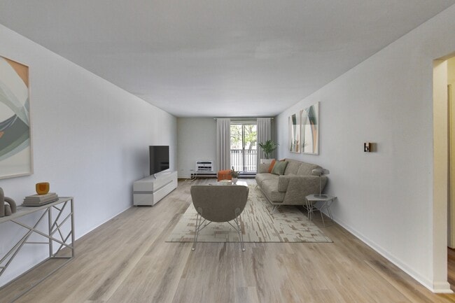 Foto del edificio - BEAUTIFUL NEW REHAB WITH FREE HEAT AND STAINLESS STEEL APPLIANCES.....MUST SEE!!!!