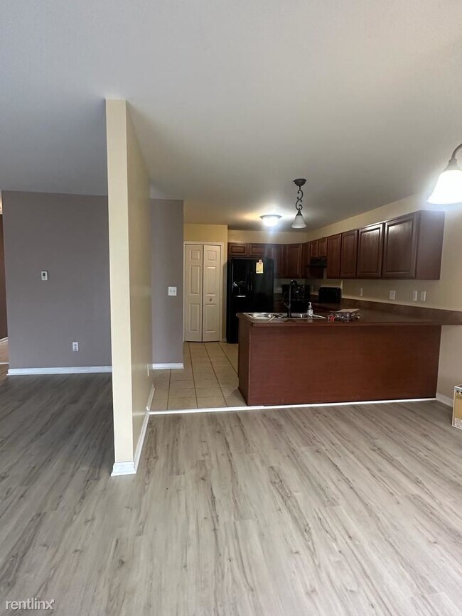 Foto del edificio - 2 br, 1.5 bath Condo - 19006 Wilson St