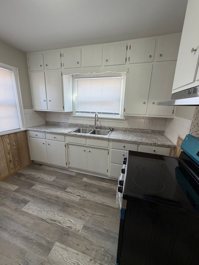 Building Photo - 3 Bedroom House - Rock Island