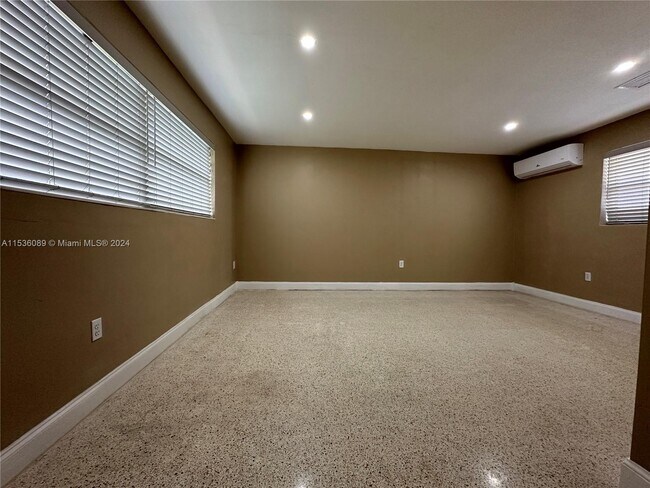 Foto del edificio - 2815 NW 88th St