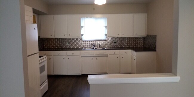 Building Photo - 305 Linwood Ave
