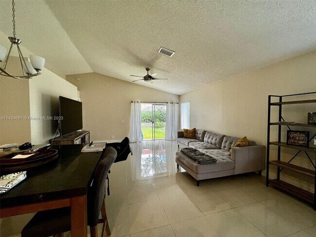 Building Photo - 866 San Remo Dr
