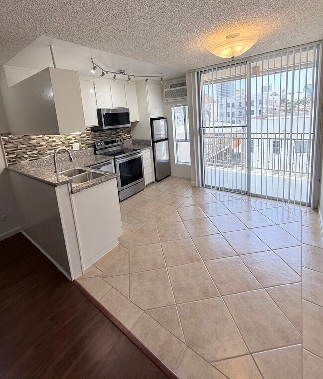 Apartamento 31 - Comedor y cocina - 659 S Cloverdale Ave