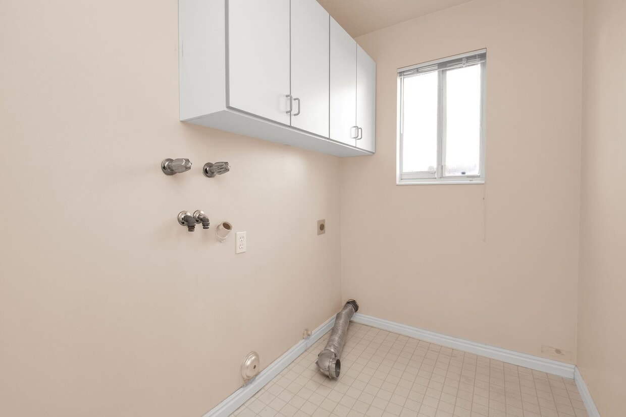 Primary Photo - Amazing 4 Bed - 3.5 Bath, Pet-Friendly Lay...
