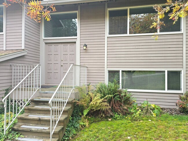 Foto del edificio - 4 Bedroom 3 Bath in Lake Forest Park