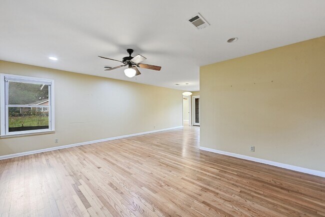 Building Photo - 2606 Twin Oaks Dr