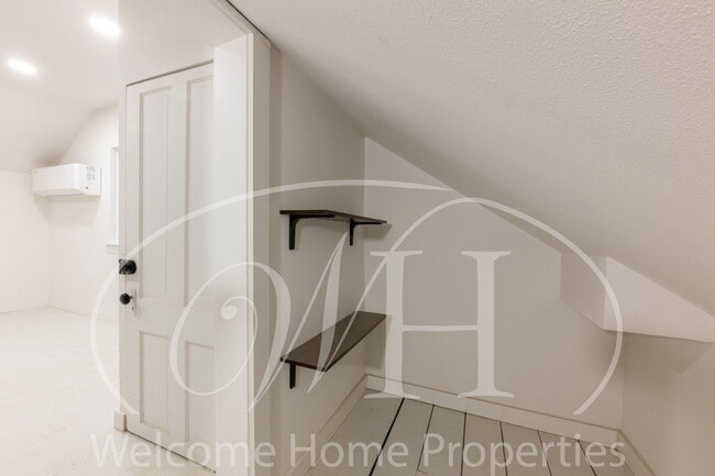 Building Photo - 310 SE 6th St