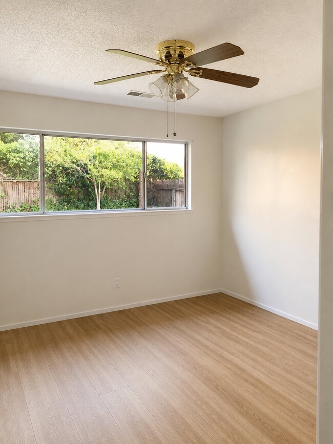 Building Photo - 305 E Encore Dr