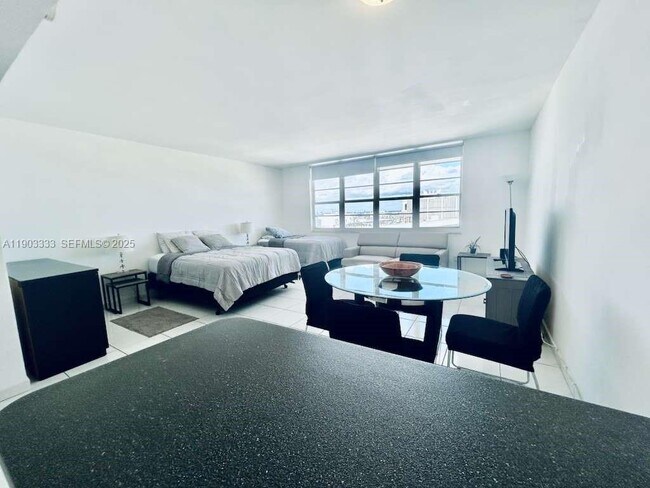 Foto del edificio - 100 Lincoln Rd