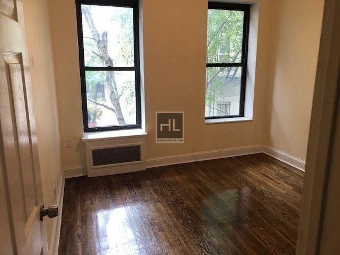 Primary Photo - 520 E 12th St