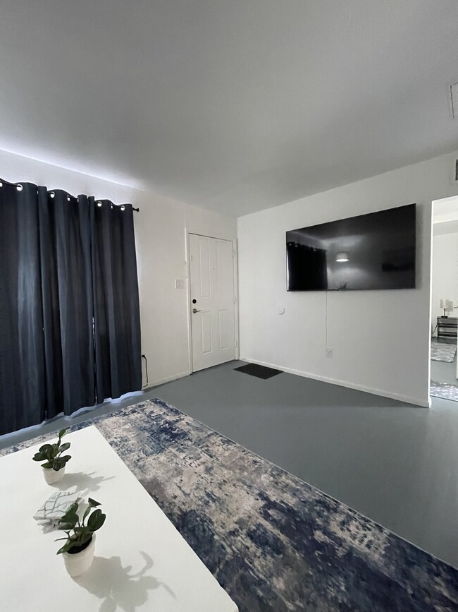 Building Photo - 6393 S Russell Rd