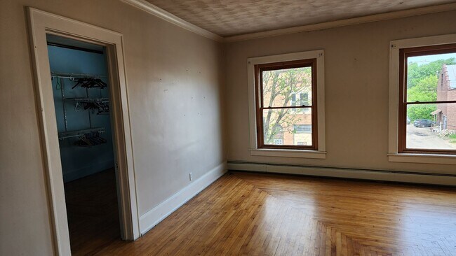 Foto del edificio - Large 4-5 Bedroom on Historic Main Street in Salamanca NY! Available Now!
