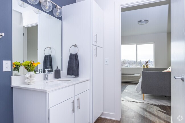 Studio - Captain - Swivel