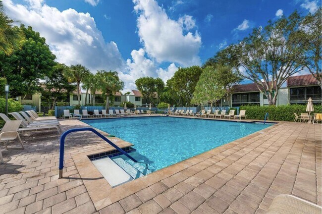 Foto del edificio - 5750 Fairway Park Ct